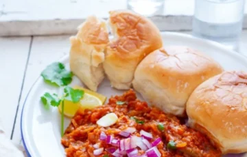 Balancing Taste & Health: How We Serve Delicious Pav Bhaji in Kochi One of India's most popular street meals is pav bhaji. It's delicious, satisfying, and cozy soft pav buns baked in butter and topped with a hot, spicy mixture of mashed veggies. At Hadippa, we bring the real flavours of North Indian food to Kochi while making sure every dish is fresh, clean, and healthy.